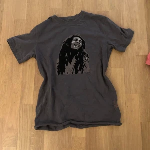 Grå Bob Marley tshirt  - Säljer en grå t-shirt med Bob Marley på framsidan. Typ aldrig använd. Super fin
