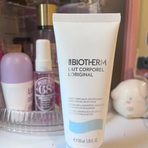 Biotherm Lait Corporel L'Original - Biotherm Lait Corporel L'Original är en återfuktande kroppsmjölk som hjälper till att återställa hudens barriär. Den har en lätt citrusdoft och kommer i en praktisk tub på 100 ml. Perfekt för daglig användning för att hålla huden mjuk och smidig.