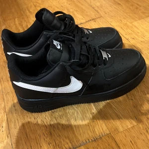 Svarta Nike Air Force 1 sneakers - Helt nya Nike Air Forces som jag fick i present som ej kommer till användning så det är inga fel på skorna. Priset är ej hugget i sten😁