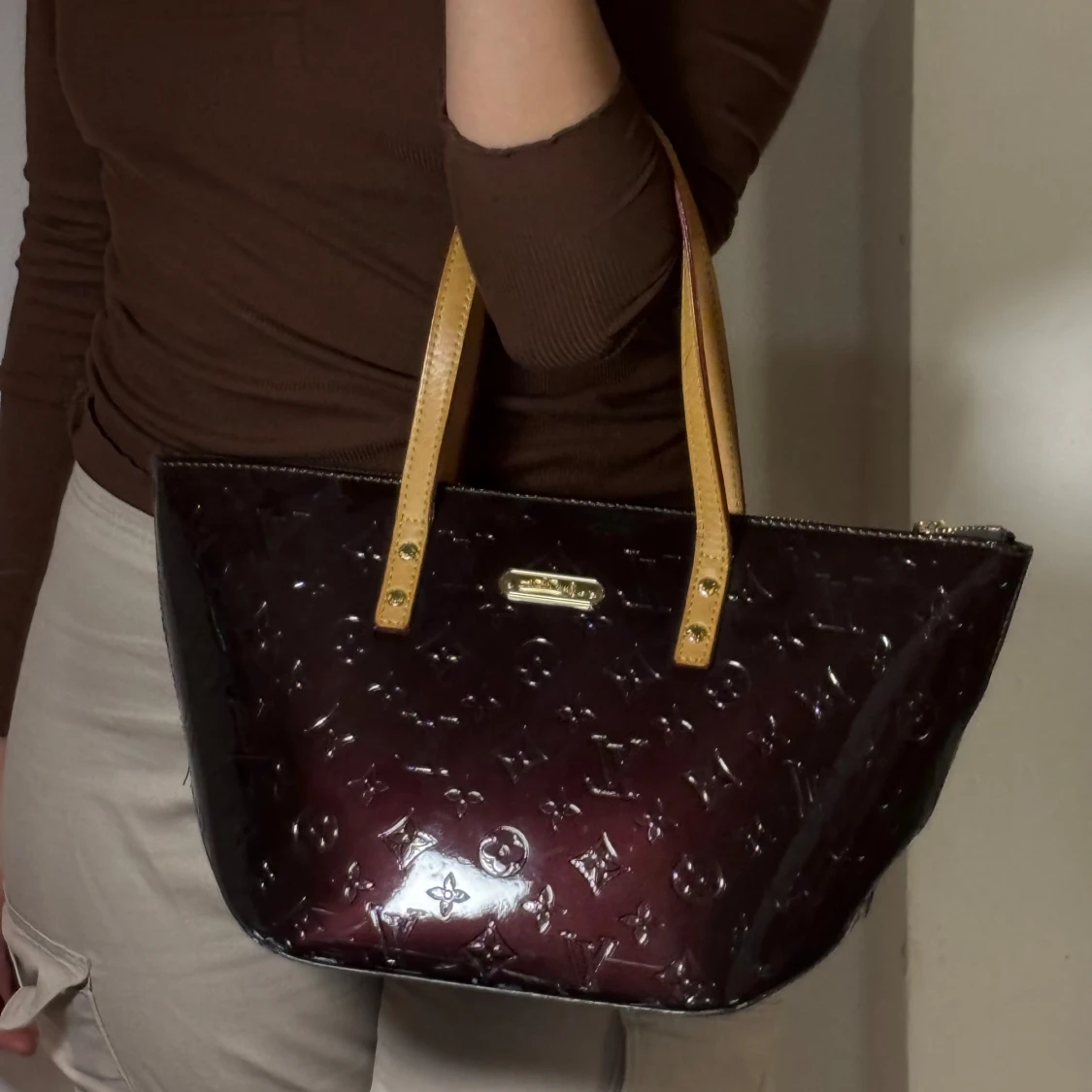 Mörklila handväska med monogram - 1