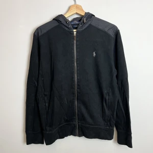 Polo Ralph Lauren cardigan - Säljer nu denna Polo Ralph Lauren cardigan i bra skick|Storlek S|Pris:1199kr|Bara att skriva vid minsta fråga/fundering!