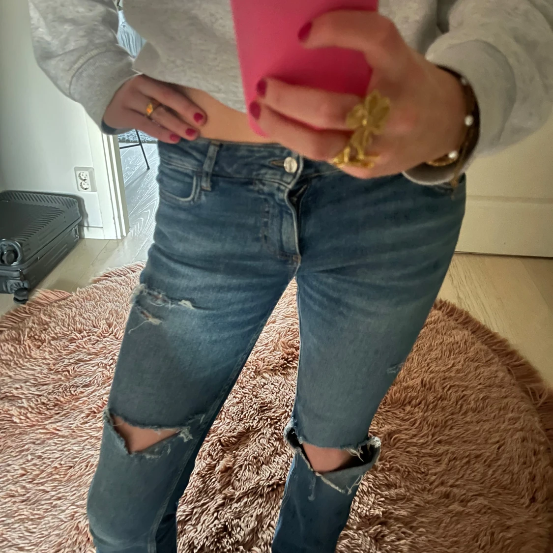 mörkblå jeans med slitningar - 1