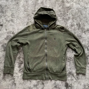Ralph lauren hoodie - Säljer tvärfet Ralph lauren hoodie med nylon luva. Passar S/M. Mått finns på bild:) fler bilder kan ordnas privat