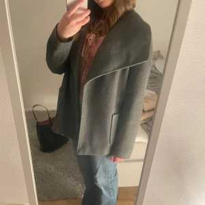 Grå kappa - Snygg grå kappa från Vero Moda! Perfekt nu till våren🥰Den kommer även med ett band man kan knyta runt midjan, skriv privat för fler bilder! Endast använd i ett par månader