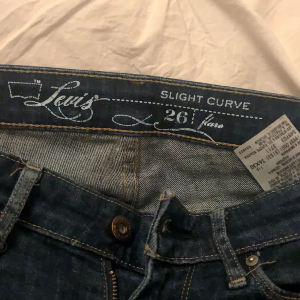 Säljer ett par vintage mörkblå jeans från Levis. De har ett 2 små hål mellan benen men inget som märks, utöver de inga defekter🩷26/32🩷🩷🩷🩷🩷. Farkut & Housut.
