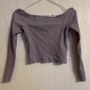 Ljuslila ribbad offshoulder topp - Stor garderobrensning♻️ Se gärna mina andra annonser🌸 Pris går att diskutera vid flerköp👗