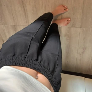 Svarta kostymbyxor - Stor garderobrensning♻️ Se gärna mina andra annonser🌸 Pris går att diskutera vid flerköp👗