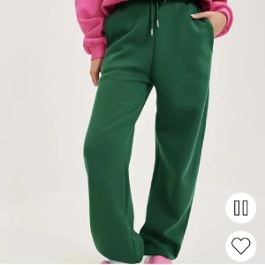 Gröna mjukisbyxor med snörning - Snygga gröna mjukisbyxor med snörning i midjan. Perfekta för en avslappnad stil och bekväma att bära hela dagen. Kombinera med en färgglad tröja för en cool look.💚