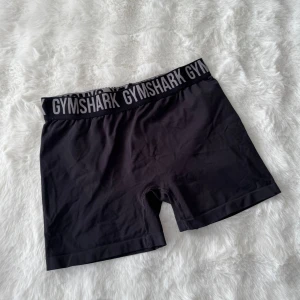 Svarta träningsshorts från Gymshark - Svarta träningsshorts från Gymshark. 💕De har en elastisk midja med Gymshark-logga och är perfekta för gymmet eller löpning. Materialet är stretchigt och bekvämt.💕Storlek xl men upplevs mer som en L.💕