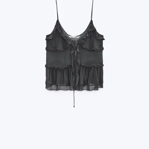 Svart topp  - Super snygg topp från zara aldrig använd💗💗litet hål i den