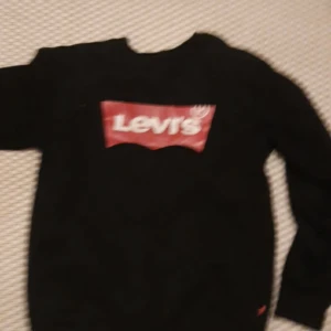 Svart tröja från Levi's - Säljer en svart tröja från Levi's. Om du vill se mer bilder kom privat