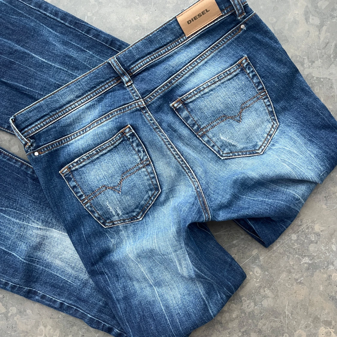 Disel bootcut jeans med slitningar  - 1