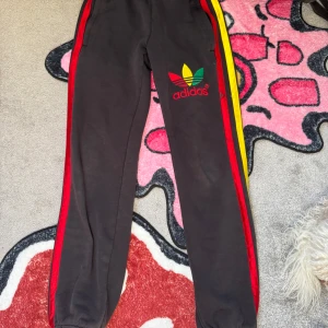 Adidas vintage sweatpants  - Nothing wrong with them. Will be washed before shipping 