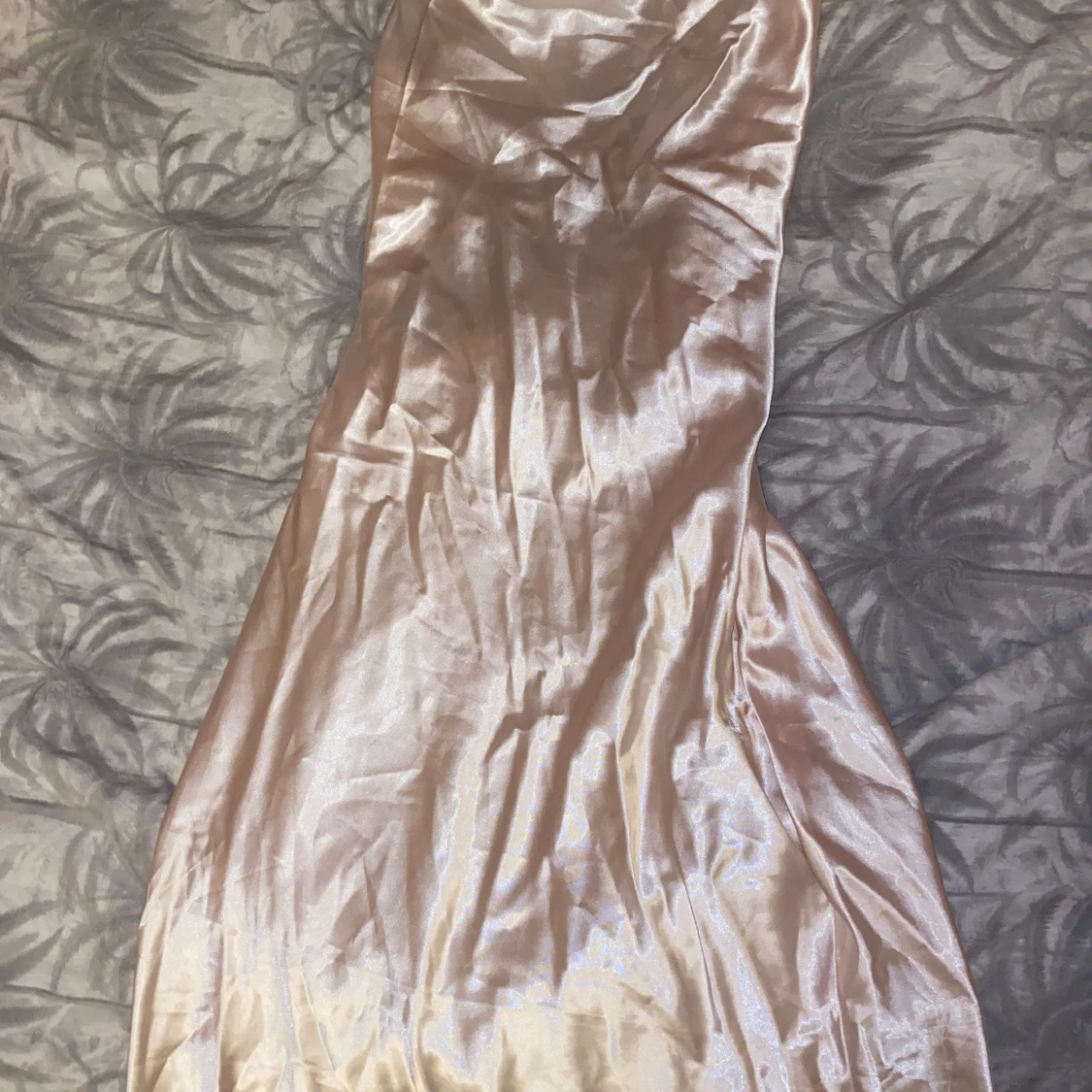 Champagne och mörkgrön sidenklänning