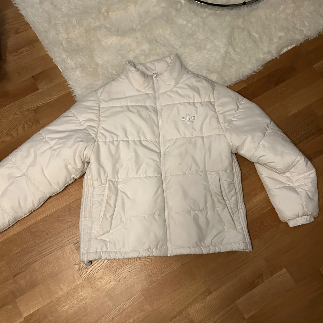 Vit dunjacka från Adidas