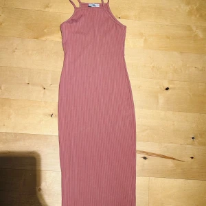 Fin ny midiklänning lång rosa klänning Rebecca Stella xs - Som ny