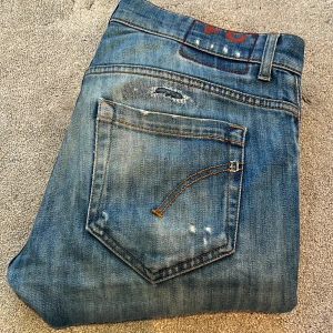 Slitna jeans från Dondup - Skick: 9/10, sköna design slitningar - Storlek: 31 - Längd:104cm Midja:39cm ben:15cm - Nypris: 2500kr+