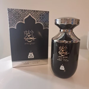 Yaa Gaali Eau de Parfum - Elegant och lyxig Eau de Parfum från Yaa Gaali. Flaskan är svart med silverdetaljer och har en unik, kurvig form. Förpackningen har ett vackert mönster som ger en känsla av exklusivitet. Perfekt för den som söker en sofistikerad doftupplevelse.