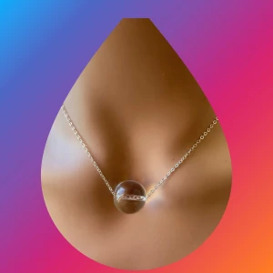 By prisförslag- Halsband med klar glaspärla - Elegant halsband med en klar glaspärla som hänger på en tunn silverkedja. Perfekt för att ge en minimalistisk och stilren look. Kedjan är fin och diskret, vilket låter den klara pärlan stå i centrum.