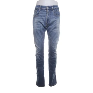 Replay Anbass Jeans - Säljer ett par replay jeans i modellen Anbass. De är slim fit, men en riktigt skön tvätt. Skick 9/10. Storlek 33