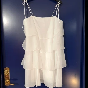 HELT NY VIT VOLANGKLÄNNING  - Sååå fin klänning, perfekt till studenten!🥹Aldrig använd och med prislapparna kvar, jag är 167❣️❣️