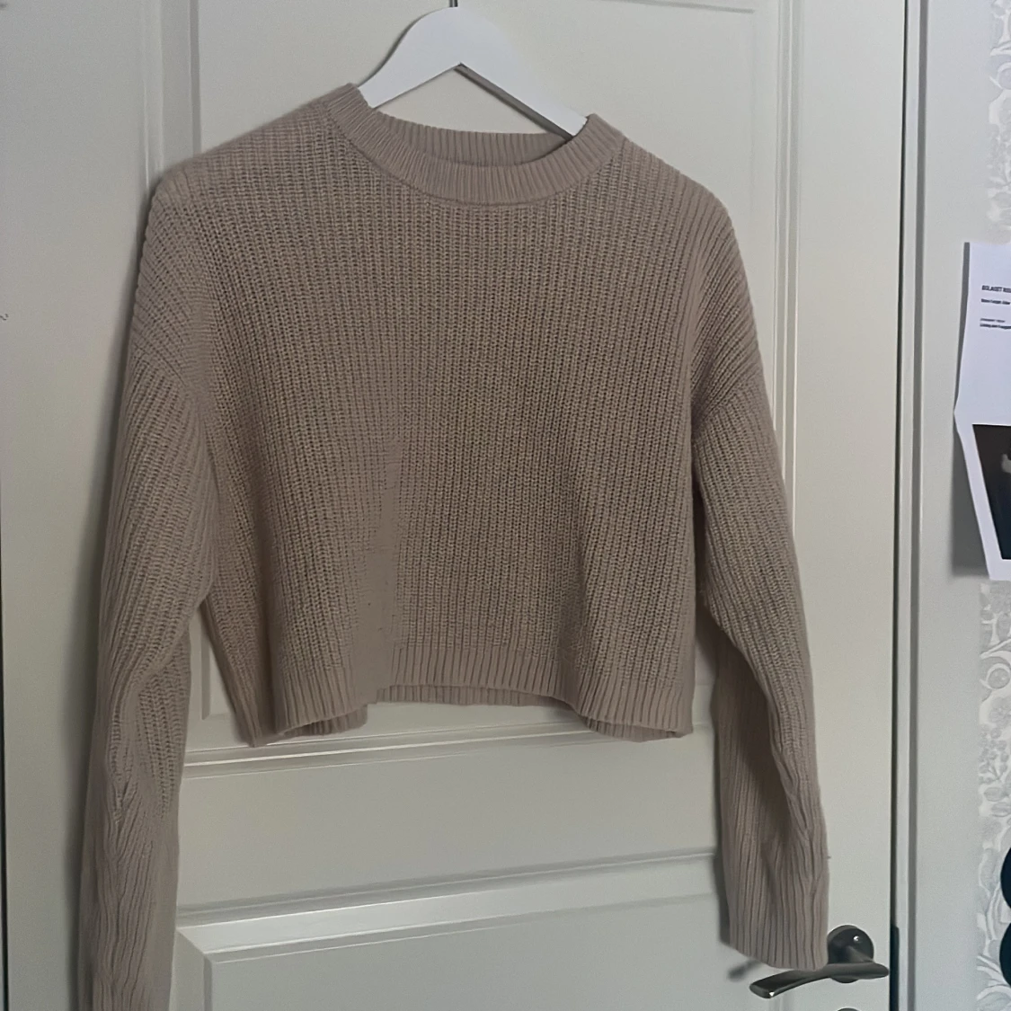 Beige stickad croppad tröja - 1