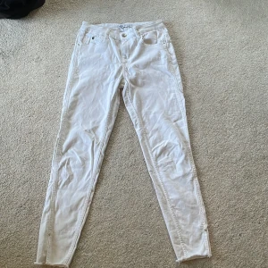 Vita jeansbyxor - Vita Jens, stilrena och i bra sick 