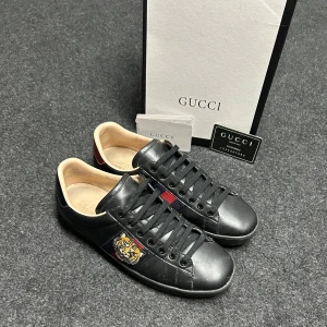 Gucci Ace Lejon Skor - Sjukt feta svarta Gucci Ace med det sällsynta lejonet på - OG box medföljer - Storlek 42 - Skick 7,5/10 - Hör av dig vid fler frågor!🙌