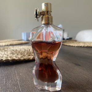 Jean Paul Gaultier 30ml la Belle - La Belle 30 ml från Jean Paul Gaultier. Supergod doft av bland annat päron och väldigt sexig. Har förvarats mörkt och svalt. Nypris ca 650-700kr.