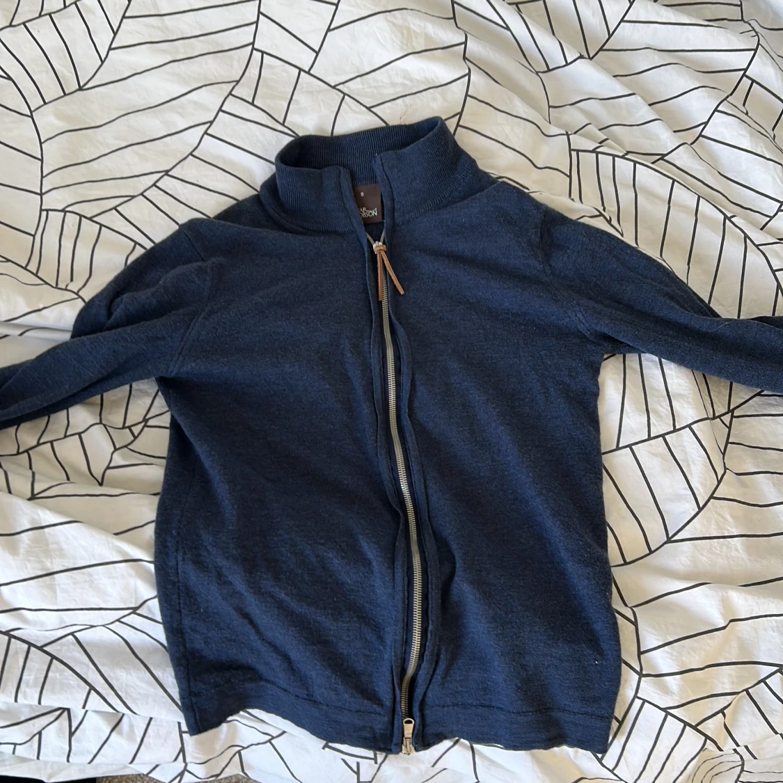 Mörkblå tröja från Oscar Jacobsson