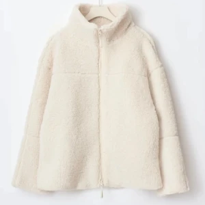 Beige teddyjacka med dragkedja - Slutsåld Teddy jacka från Gina i strl XS, aldrig använd 