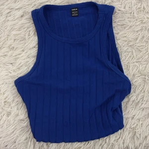 Blå ribbad linnetopp från Shein - Snygg blå ribbad linnetopp från Shein. Perfekt för en avslappnad stil med sin ärmlösa design. Passar bra till jeans eller kjol för en cool look.