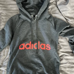 Adidas hoodie - Säljer den här hoodie än pågrund av att den inte är min stil❤️