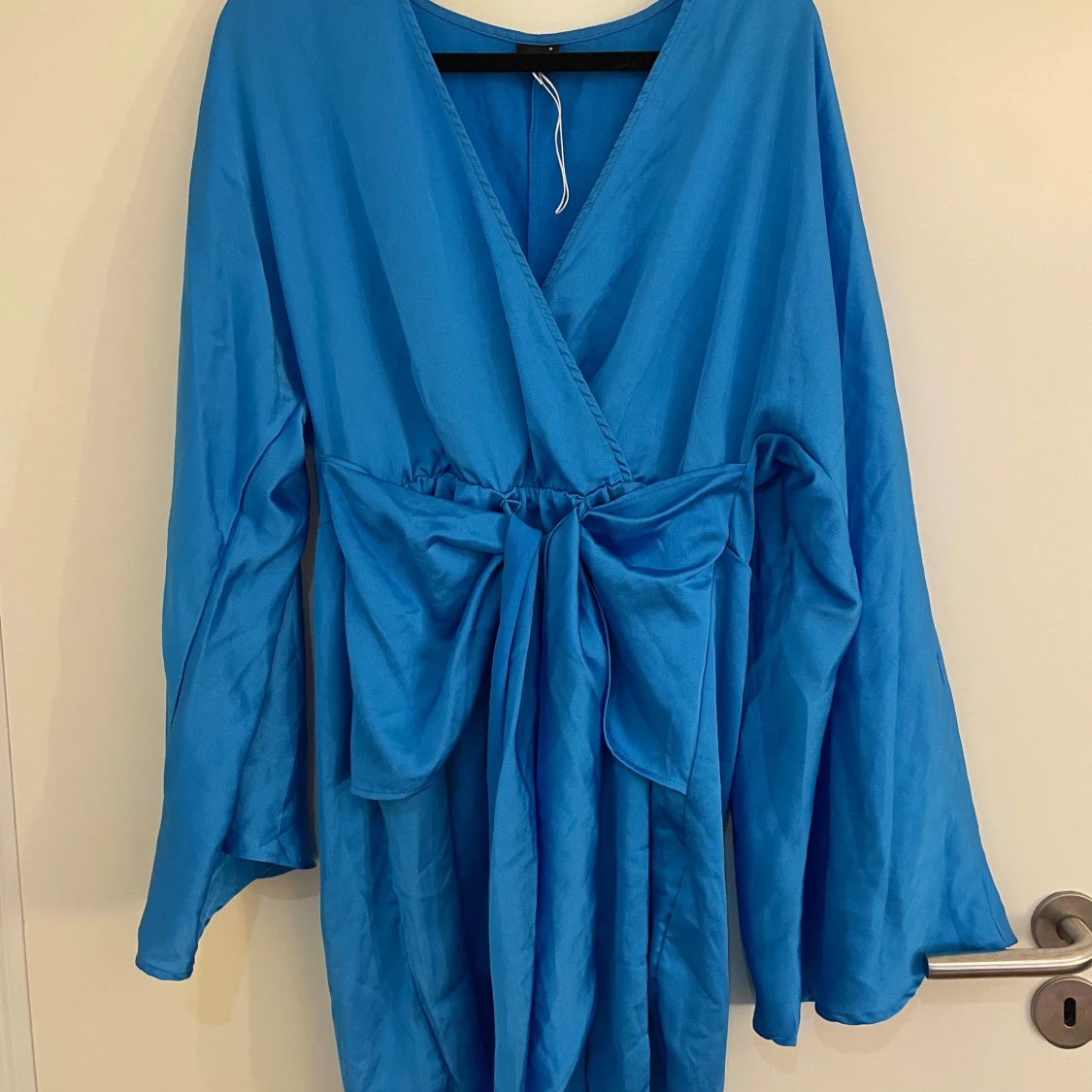 Blå omlottklänning med knytband