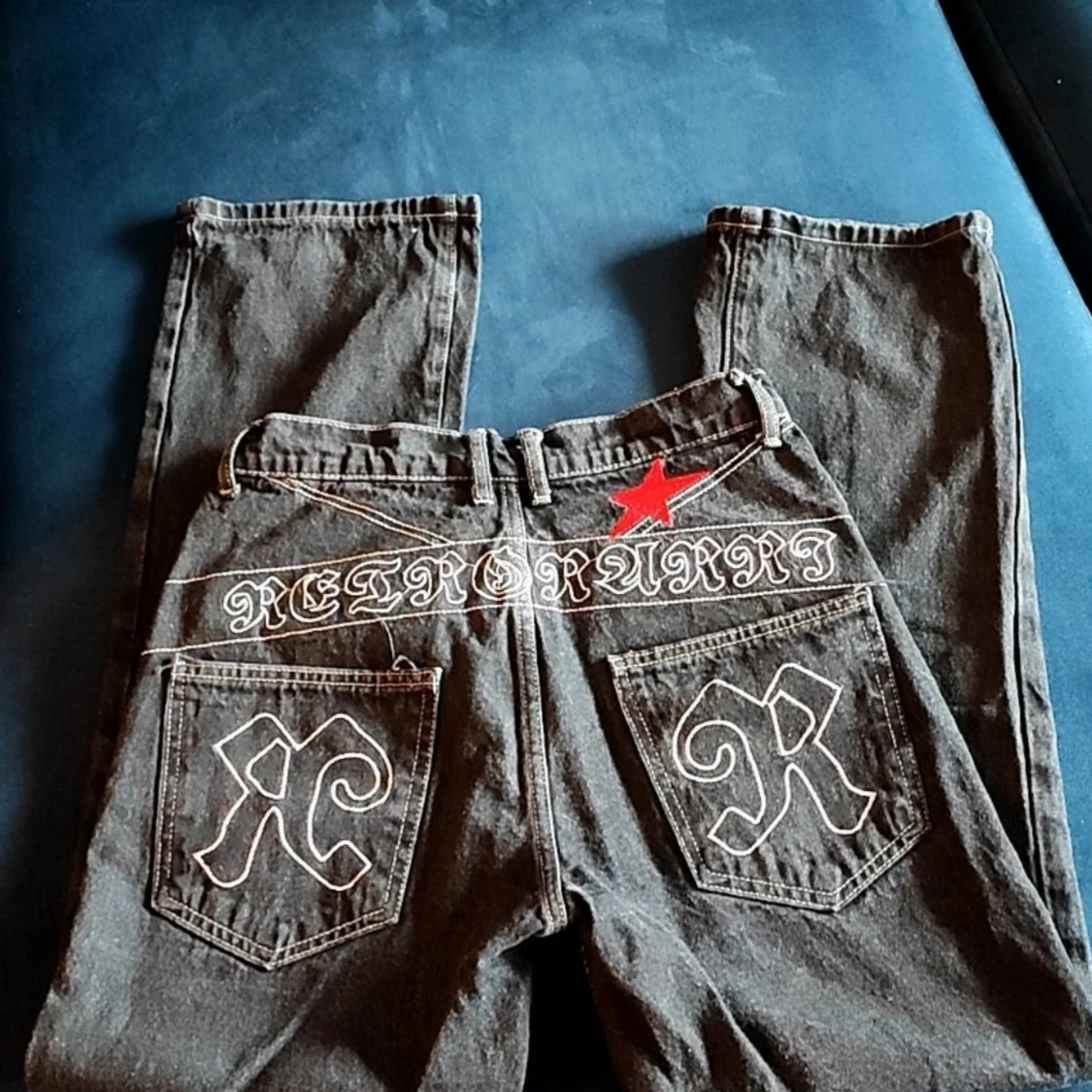 Svarta jeans med broderad design - 2