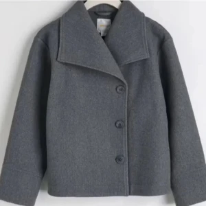 Grå kappa med stora knappar - Snygg grå kappa med stora knappar och bred krage. PRIS KAN DISKUTERAS!!!