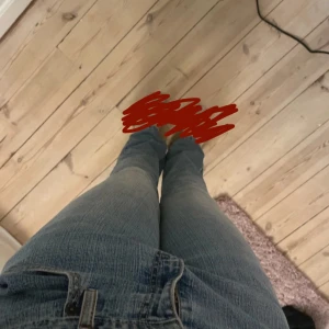 Blå bootcut jeans från Levi Strauss - Säljer ett par blå bootcut jeans från Levi Strauss. De är lågmidjade och har en stretchig passform. Perfekta för en avslappnad stil med en klassisk jeanslook.