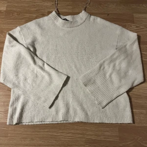 Vit stickad tröja från Divided - Säljer min vita tröja ifrån h&m divided, den är knappt använd och i gått skick! Köpt en står för frakt 💕