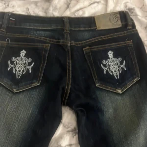 lågmidjade diesel bootcut jeans - W29 Innerbenslängd är 80cm och midjemått är 83cm