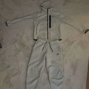 Vit fleece hoodie och byxor från Nike - Säljer en vit fleece hoodie och matchande byxor från Nike dom är knappt använda och de är äkta 