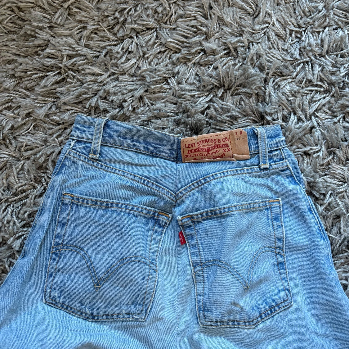 Levis jeans med slitningar - 1