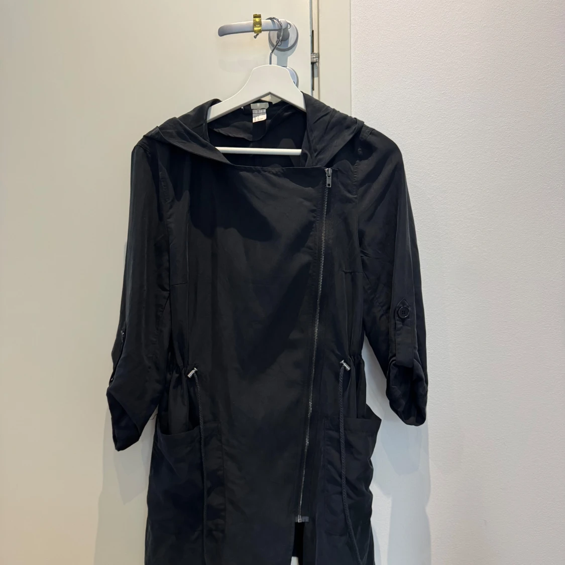 Svart trenchcoat med huva - 1