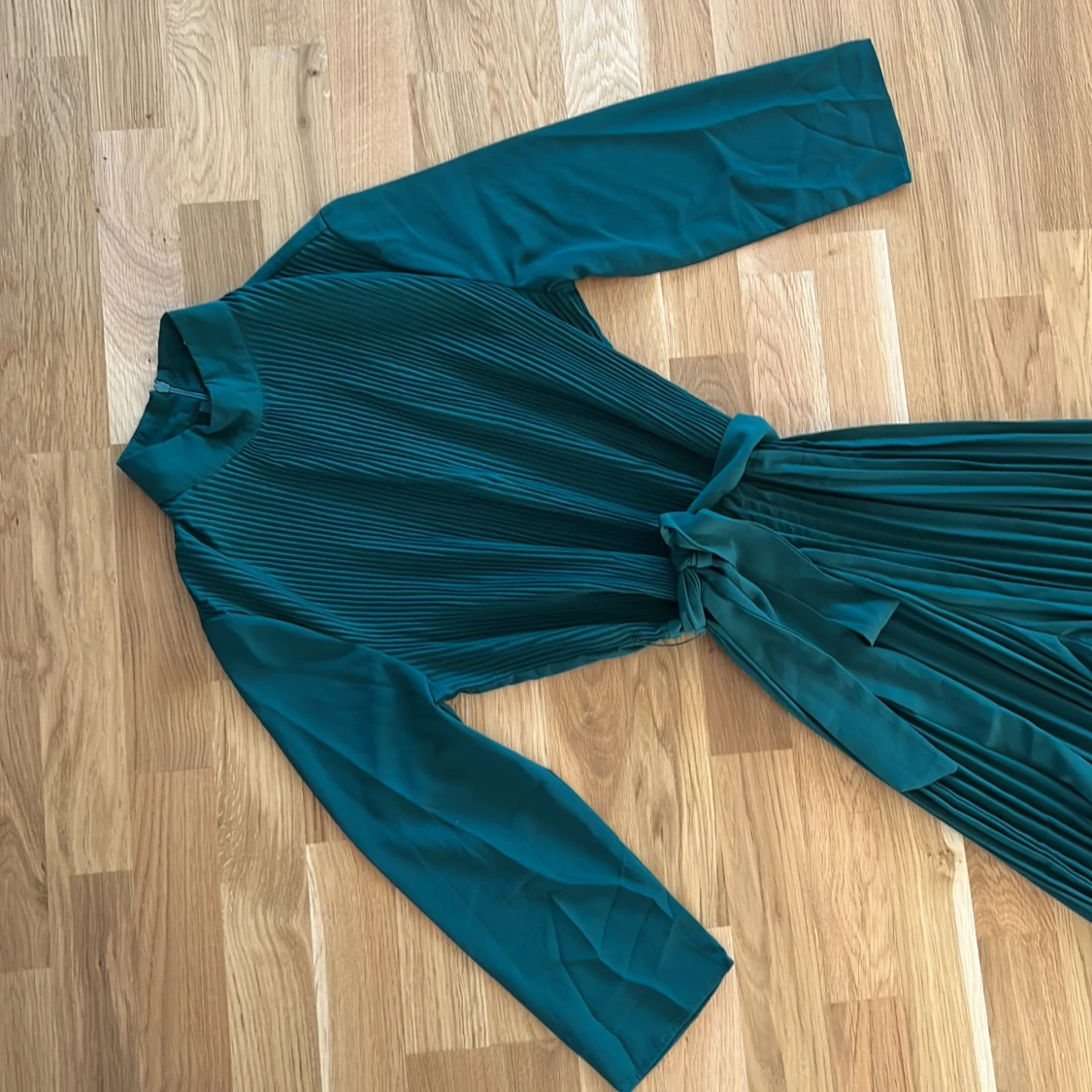 Grön plisserad jumpsuit - 1