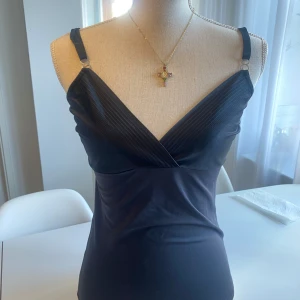  Svart V-ringad topp - Svart v-ringad topp, stretchig med justebara band. I storlek M från märket Twilfit. Skriv kring funderingar eller förhandlingar 🩷🩷🩷