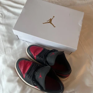 Nike Air Jordans i svart och rött - jag säljer mina Jordans eftersom de inte riktigt passar mig längre. Använda fåtal gånger och är därför i fint skick! orginal pris 1400
