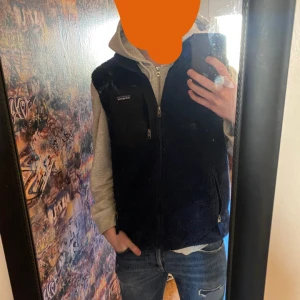 Patagonia väst - Säljer en patagoina väst i färgen mörkblå. Den är i väldigt bra, nästa nyskick. Storlek M. Modellen på bilden är 180 och väger 68 kg. Hör av dig vid intresse. 😎
