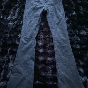 Svarta bootcut byxor - Snygga svarta bootcut byxor med en klassisk look. Perfekta för en stilren outfit. Byxorna har en bekväm passform och är tillverkade i ett mjukt material.