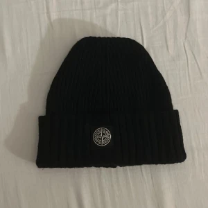  Stone Island mössa - Svart stone island mössa i mycket fint skick inga hål eller så. 100%✅