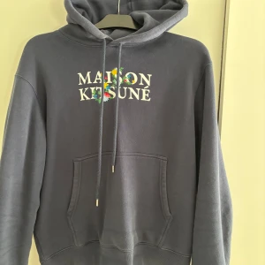 Maison kitsune hoodie - Tja! Säljer min feta maison kitsune hoodie som är i nyskick, använd 1-2 gånger. Nypris runt 3000kr. Storlek S men passar M. Vid frågor hör av er!