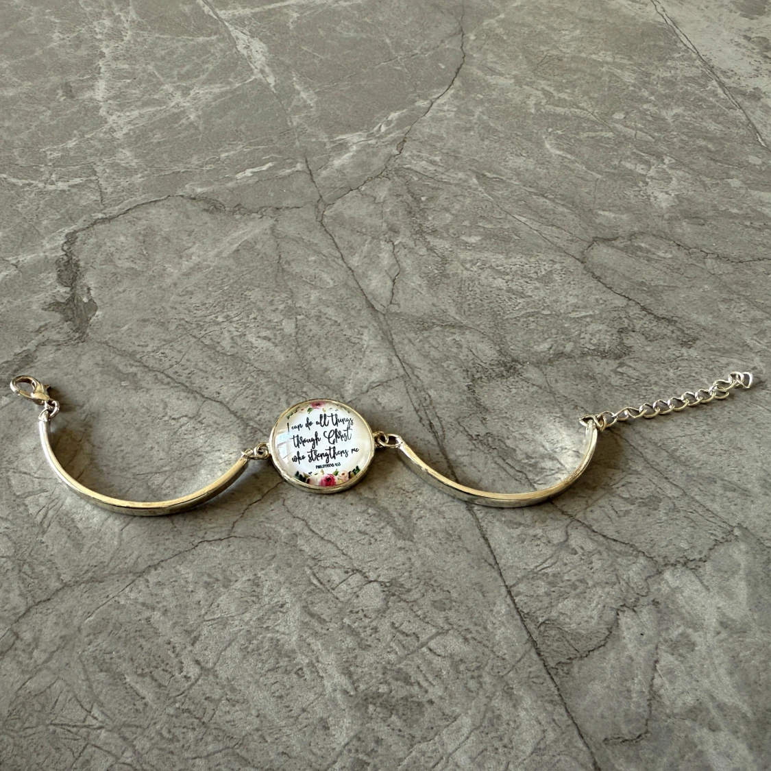 Silverfärgat armband med text - 1